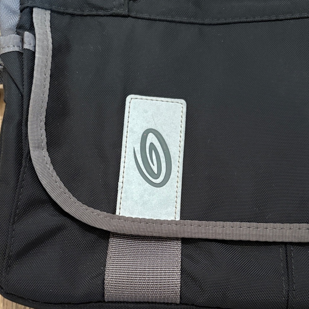 Timbuk2 Black and Gray Shoulder 9” x 12” Tablet Bag - Picture 2 of 10
